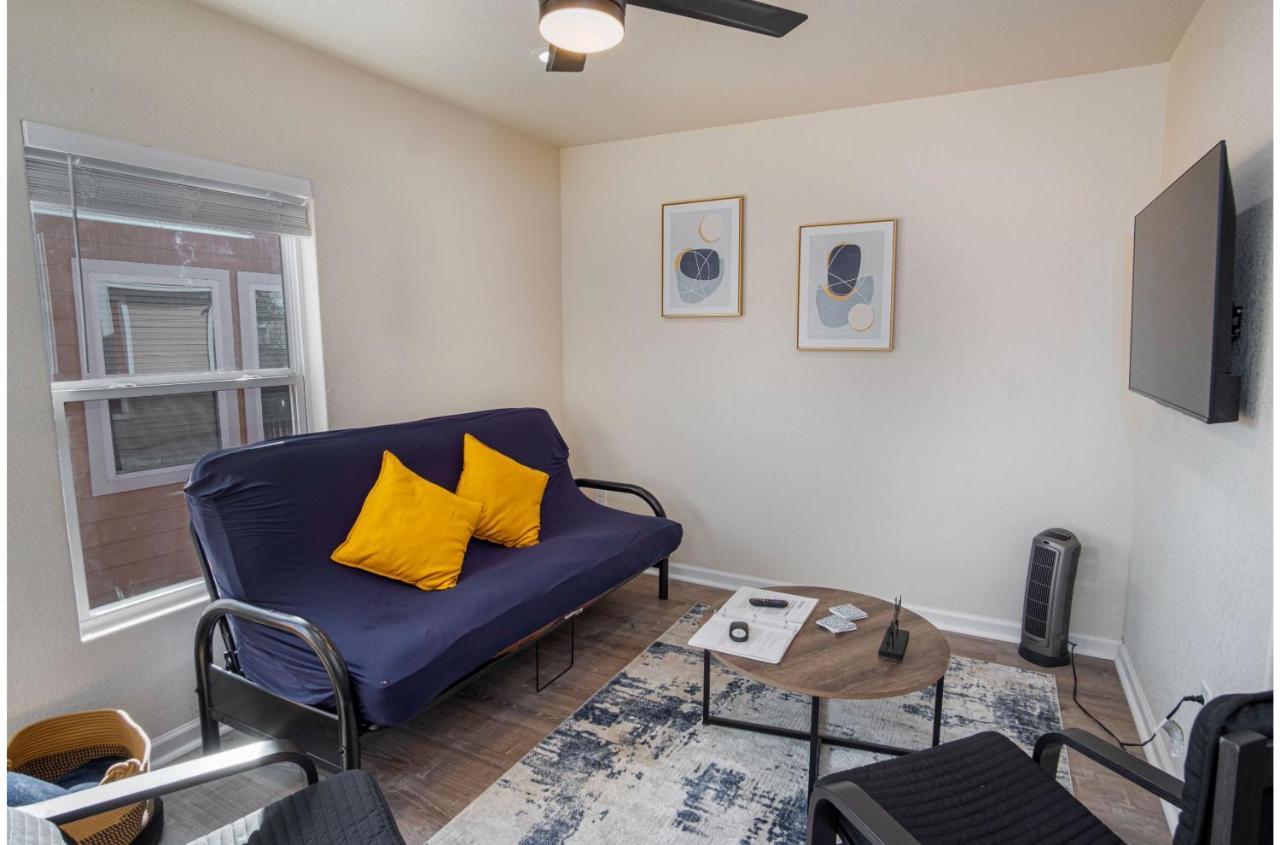 Adorable 2Br Guesthouse Close To Riverwalk And Dt سان أنطونيو الغرفة الصورة