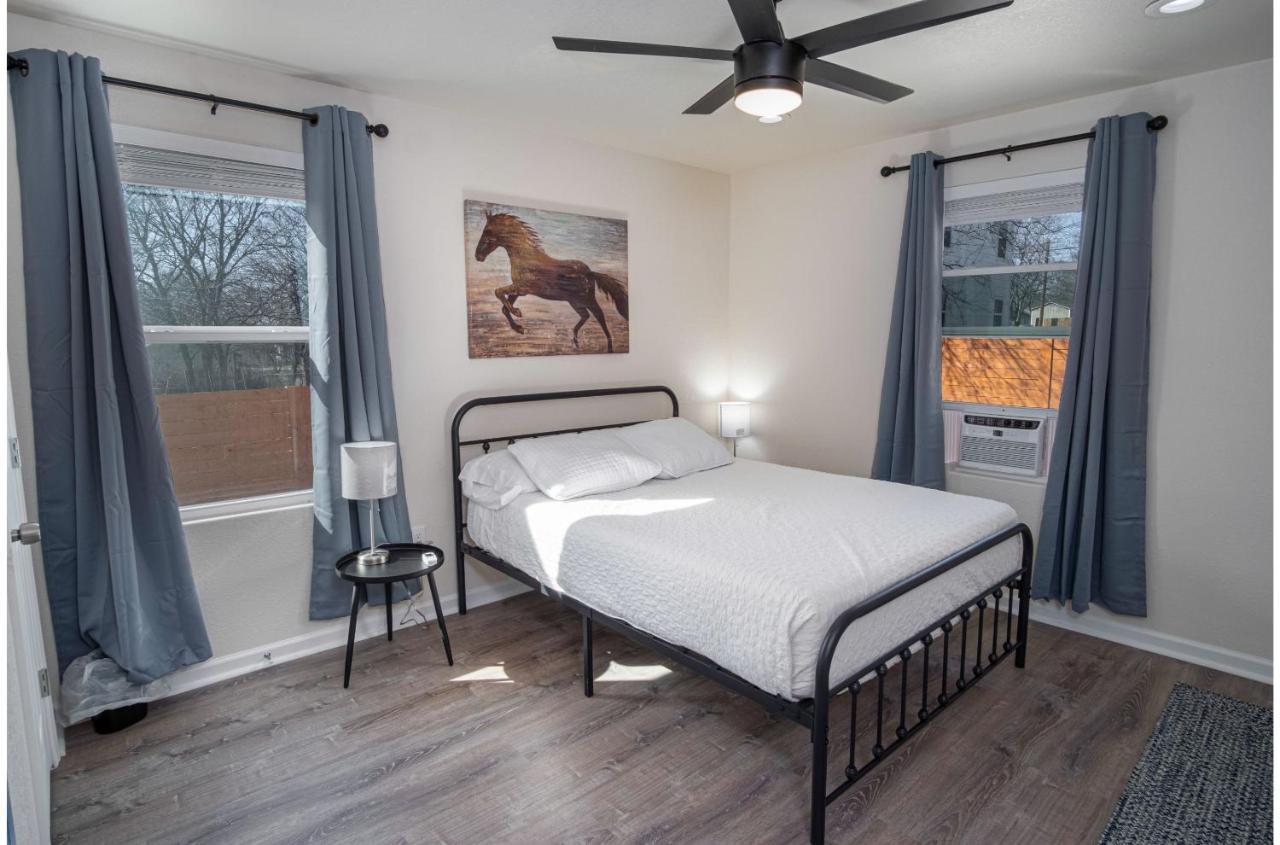 Adorable 2Br Guesthouse Close To Riverwalk And Dt سان أنطونيو الغرفة الصورة