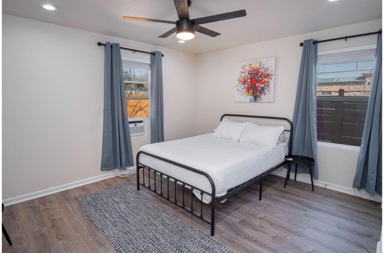 Adorable 2Br Guesthouse Close To Riverwalk And Dt سان أنطونيو الغرفة الصورة