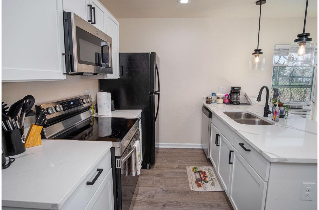 Adorable 2Br Guesthouse Close To Riverwalk And Dt سان أنطونيو الغرفة الصورة